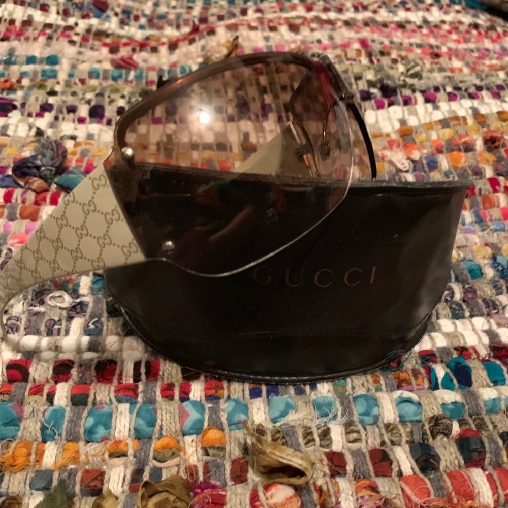 Authentic GUCCI logo sunglasses & GUCCI case